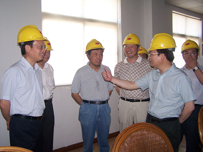 July 26, 2012, Zhangjiagang Party Secretary Xu Meijian braved the heat to chang condolences...