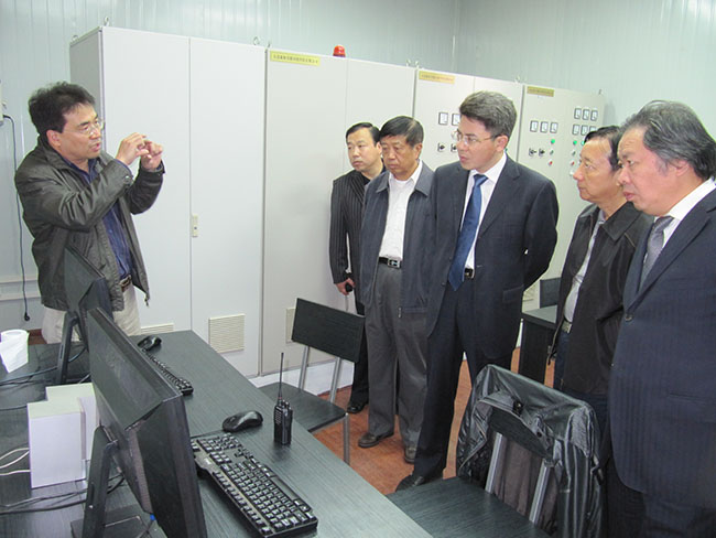 July 26, 2012, Zhangjiagang Party Secretary Xu Meijian braved the heat to chang condolences...